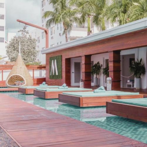 Deck y pileta Marseilles Ocean Front Miami