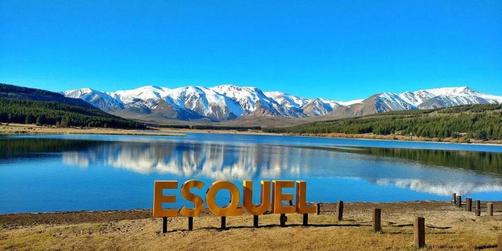Lago y cartel de Esquel